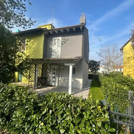 Charming With Garden And Views In Albarella Villa *